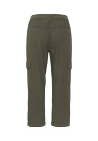 Pantalon cargo court vert olive avec taille élastique et deux poches à rabat latérales, vu de dos sur fond blanc.