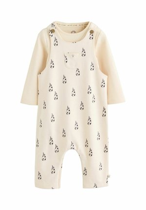 Crèmewitte baby romper met lange mouwen en kleine zwart-witte melkflesjes, voorzien van knoopbare schouderbandjes en een zak aan de voorkant.