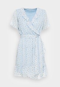 Vestido envolvente azul claro con mangas cortas, cuello con volantes, patrón floral blanco y un cinturón de lazo. Presenta un dobladillo acampanado.