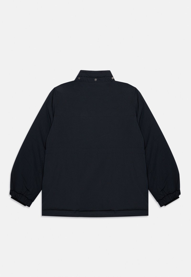 Marineblau leichte Jacke mit hohem Kragen, elastischen Bündchen und Druckknopfdetails. Glatte Textur und minimalistisches Design.