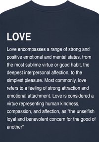Marnetblauwe sweatshirt met grote witte tekst die "LOVE" zegt, met uitgebreide tekst over het thema van de emotionele betekenis van liefde.