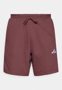 Körsbärsröda sportshorts tillverkade av mjukt tyg, med elastisk midja och dragsko samt en liten ljusblå logotyp på vänster ben.