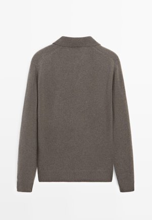 Maglione grigio a maniche lunghe con polsini, orlo e colletto a coste, mostrato di spalle su uno sfondo bianco.
