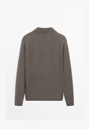 Maglione grigio a maniche lunghe con polsini, orlo e colletto a coste, mostrato di spalle su uno sfondo bianco.