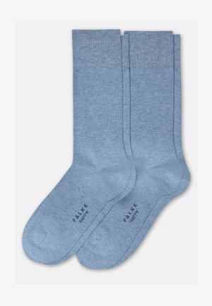 Para jasnoniebieskich skarpet za kostkę z prążkowanymi ściągaczami, prosty design oraz tekst "FALKE HAPPY" nadrukowany na podeszwie każdej skarpety.