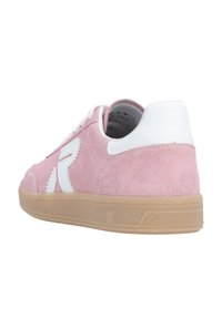 Baskets en daim roses avec accents en cuir blanc, bout rond, semelle en caoutchouc beige plate et détail de logo visible sur le côté.