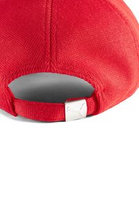 Czerwony kapelusz baseballowy wykonany z teksturowanej tkaniny, z metalowym klamrą w kolorze srebrnym z tyłu, który można regulować, oraz detalami przeszycia wzdłuż szwów.