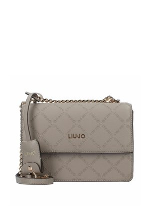 Graue Liu Jo Umhängetasche aus Leder mit geprägtem Logomuster, goldfarbener Kettenriemen und vorderer Klappe als Verschluss.