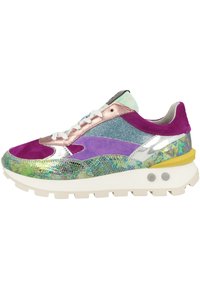 Scarpa sportiva multicolore con suede viola, dettagli metallici argento, un motivo verde testurizzato e una suola spessa bianca.