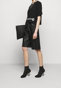 MM6 Maison Margiela Triko s potiskem - black