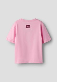 T-shirt rose à manches courtes avec un col rond. Présente un petit logo rectangulaire dans le dos. Fabriqué en tissu doux avec une texture lisse.