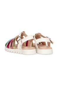 Sandalias blancas de punta abierta con suela gruesa, que cuentan con correas transparentes multicolores y un buckle lateral para ajuste.
