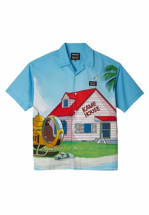 Kortärmad skjorta i ljusblått med en grafik av Kame House, röd tak, gul helikopter och gröna palmträdsaccenter.