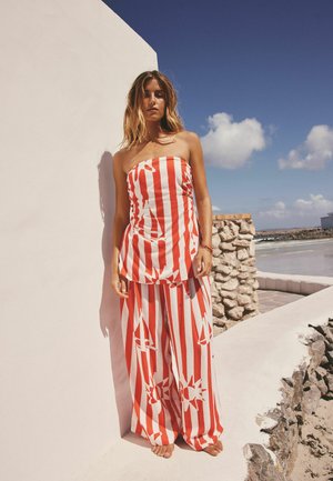 Next, TALL FIT - PLEAT FRONT WIDE LEG TROUSERS - Püksid - red white stripe sun print