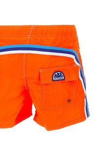 Heldere oranje zwemshorts met contrasterende blauwe en witte strepen. Bevat een zijzak en een ronde logo patch. Glad, waterafstotend materiaal.