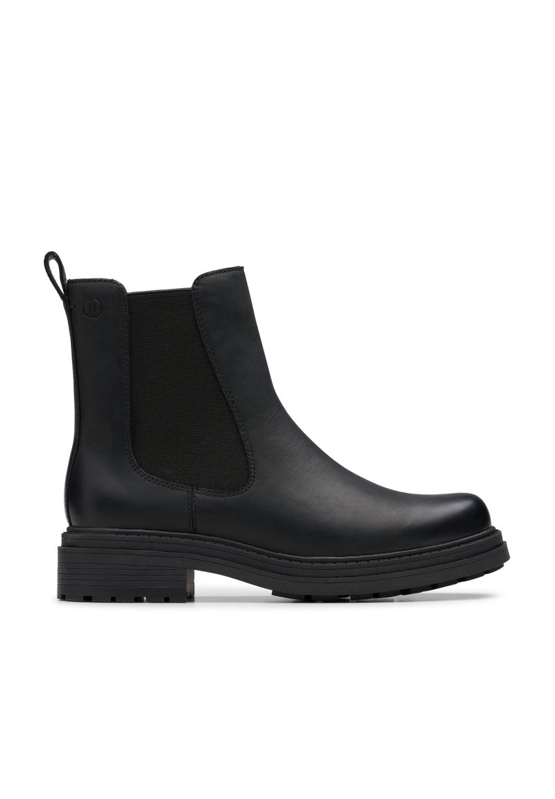 Bottines en cuir noir à panneaux élastiques sur les côtés, avec un bout arrondi et une semelle en caoutchouc texturée. Comprend une languette à l'arrière.