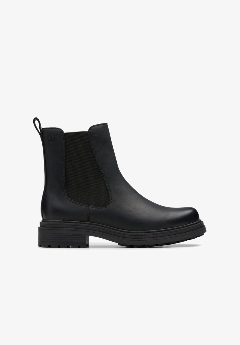 Bottines en cuir noir à panneaux élastiques sur les côtés, avec un bout arrondi et une semelle en caoutchouc texturée. Comprend une languette à l'arrière.