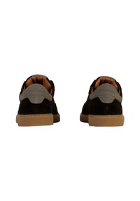 Scarpe in suede nere con suola beige, caratterizzate da un'accademia grigia e rifiniture arancioni. Design a profilo basso con uno stile casual.