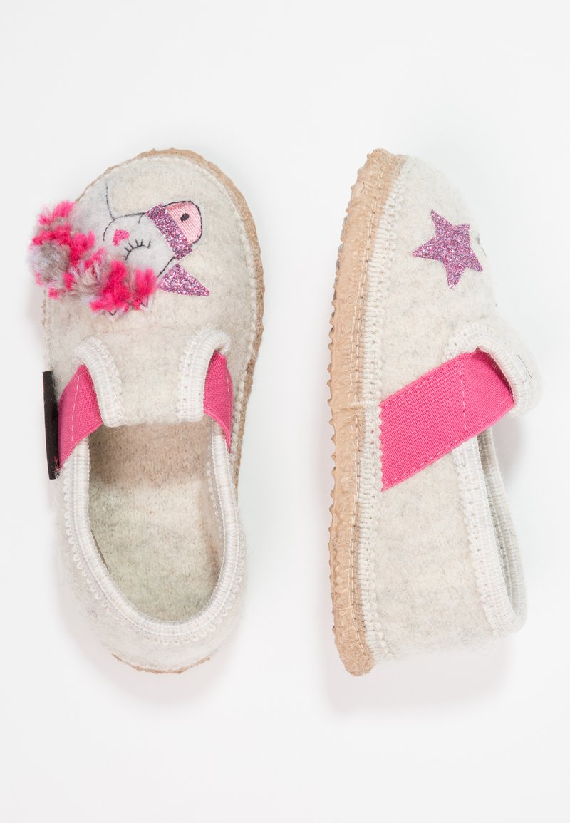 Chaussons en feutre gris clair avec une sangle élastique rose. Présentent une étoile pailletée et un design d'animal ludique agrémenté de pompons colorés.