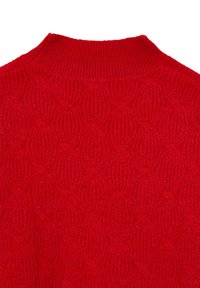 Maglione rosso lavorato a maglia con un motivo testurizzato caratterizzato da punti in rilievo e un colletto a coste. Il materiale sembra morbido e accogliente.