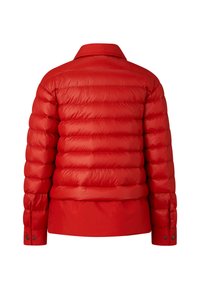 Rote Stepp-Daunenjacke mit gestepptem Muster, ausgestattet mit Kragen und mit Knöpfen verschließbaren Bündchen, konzipiert für Isolierung und Wärme. Rückansicht gezeigt.