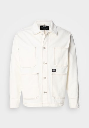 Giacca di jeans bianca con chiusura a bottoni, due ampie tasche sul petto e cuciture arancioni sottili. Presenta un colletto a punta e polsini con bottoni.