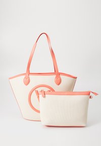 Beige canvas draagtas met koraalkleurige synthetische banden en een ronde accent, vergezeld van een bijpassende koraalkleurige ritszak.