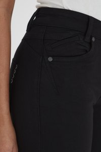 Fekete farmernadrág, slim fit szabással, strukturált zsebekkel és díszített varrással. Tartós anyagból készült, ezüst színű fémalkatrészekkel.