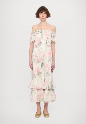 Off-the-shoulder bloemenjurk met roze en groene rozenpatronen, gelaagde ruches aan de onderrand en een koordtaille. Lichtgewicht, flowy stof.