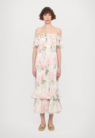Vestido floral sin mangas con estampados de rosas en tonos rosa y verde, con un dobladillo de volantes en capas y cintura con cordón. Tejido ligero y fluido.