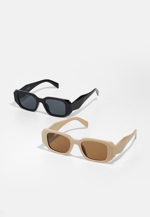 Két pár napszemüveg: az egyik fekete, sötétszürke lencsékkel, a másik világos bézs, barna lencsékkel. Mindkettő téglalap alakú kerettel rendelkezik.