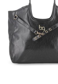 Bolso de mano de cuero negro texturizado con logo "bg" dorado, correa ajustable con ojales y cierre dorados, y doble asa superior.