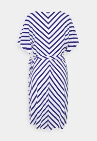 Abito a righe blu e bianche con motivo a zig-zag, maniche corte, vita con lacci e apertura a chiave sul retro. Realizzato in tessuto leggero.