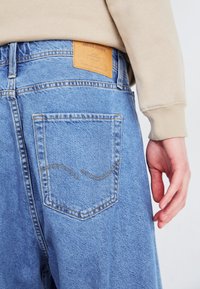 Jack & Jones JJIRON JJORIGINAL - Brīva piegriezuma džinsi - blue denim