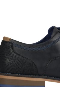 Zwarte leren schoen met een getextureerd zwart gaaspaneel, blauwe stiksels en een bruine zoolaccent. Heeft een ronde vorm en een laag uitgesneden ontwerp.