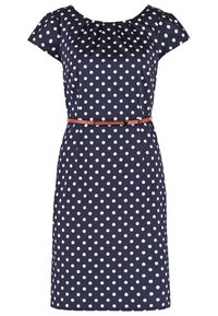 Robe bleu marine longueur genou à pois blancs, manches courtes, col rond et fine ceinture marron à la taille.