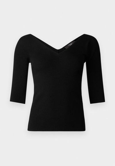 Haut en maille noire à côtes avec un col en V et des manches trois-quarts. Il présente une coupe ajustée et une texture lisse.