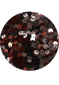 Gros plan de sequins ronds brillants en brun foncé, bronze, argent et noir sur un fond en tissu noir texturé.