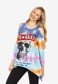 Langärmliges T-Shirt mit Batikmuster, das ein Schädel-Graphic zeigt, in einem farbenfrohen Verlauf aus Blau, Orange und Pink sowie einem asymmetrischen Saum.
