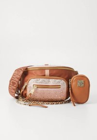 Borsa a tracolla in tessuto marrone con cerniera dorata, tasca frontale glitterata, dettagli con borchie e pochette piccola removibile. Include catena e tracolla.