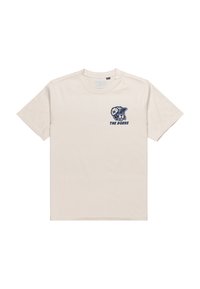 Beige Baumwoll-T-Shirt mit kurzen Ärmeln. Es hat ein navy-farbenes Grafikdesign auf der linken Brust mit der Aufschrift "THE DOERS" und einer Figur, die eine Mütze trägt.