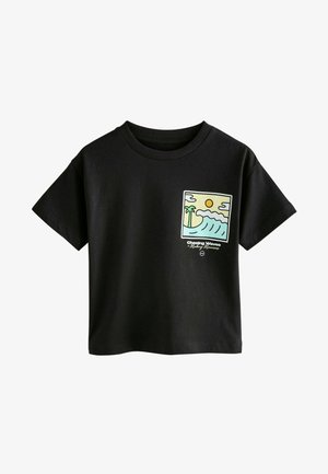 Schwarzes Baumwoll-T-Shirt mit kurzen Ärmeln, das einen bunten Grafikdruck von Wellen, Palmen und einer Sonne im Bereich der linken Brust zeigt.