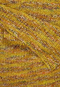 Tissu tricoté dans des nuances variées de jaune, orange et vert avec un motif texturé et multicolore. Apparence douce et superposée.