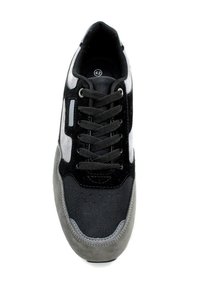 Baskets noires et grises avec un dessus en cuir texturé, des accents en daim, six œillets et une semelle rembourrée. Taille 42 indiquée à l'intérieur.