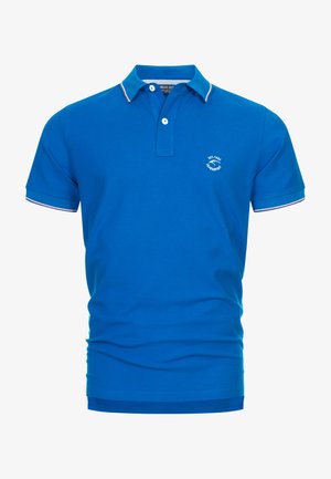 Tricou polo albastru din bumbac, cu guler, două butoane și un logo pe partea stângă. Croit cu accente roșii și albe pe mâneci.