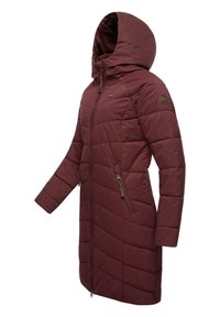 Cappotto puffer bordeaux con cappuccio, caratterizzato da una chiusura con zip, texture trapuntata e due tasche laterali. I dettagli includono un logo del marchio sulla manica.