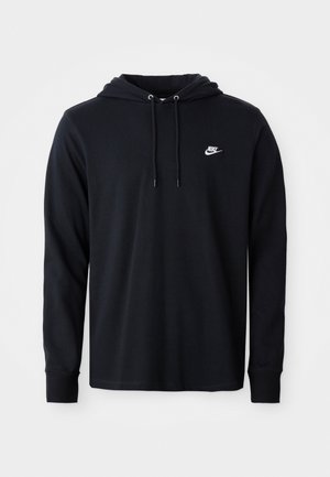 Zwarte lange mouw Nike hoodie met trekkoordcapuchon en klein wit Nike logo op de linkerkant van de borst, weergegeven op een eenvoudige witte achtergrond.