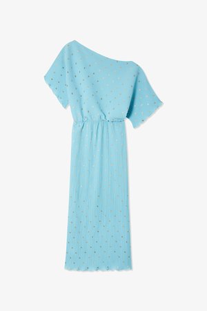 Vestido azul plissado com design off-shoulder, mangas curtas e padrão de pontos dourados. Tecido suave, comprimento até o tornozelo, cintura elástica.