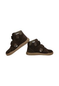 Bruine suède schoenen met een halfhoge ontwerp, voorzien van twee klittenbandsluitingen, een textuur bovenkant en een rubberen zool met een golfpatroon.