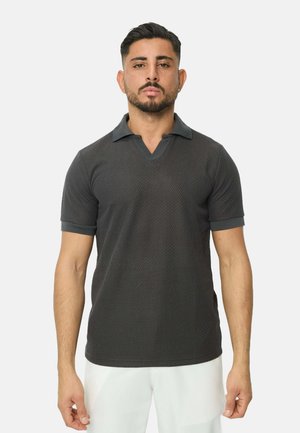 Polo à manches courtes en gris foncé, avec un tissu texturé, un décolleté en V et un col contrastant. Coupe moderne avec des détails subtils.